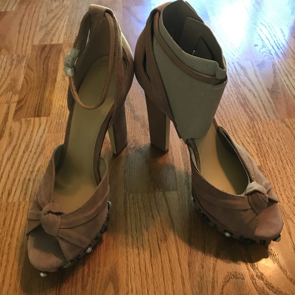 NIB Guess Kenzie 2 Studded Peep Toe Heels 8.5M - Picture 2 of 16